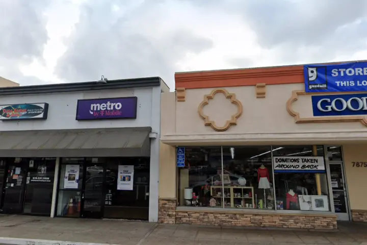 Metro by T-Mobile 7885 Broadway