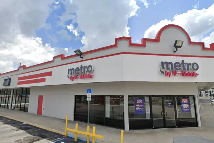 Metro by T-Mobile 8040 E Colonial Dr
