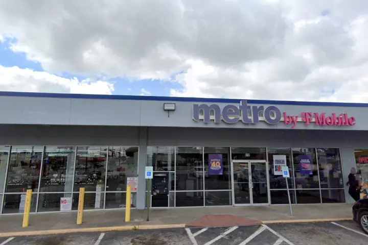 Metro by T-Mobile 818 E. Abram St