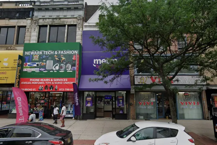 Metro by T-Mobile 827 Broad St