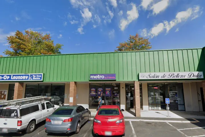 Metro by T-Mobile 855 E Powell Blvd