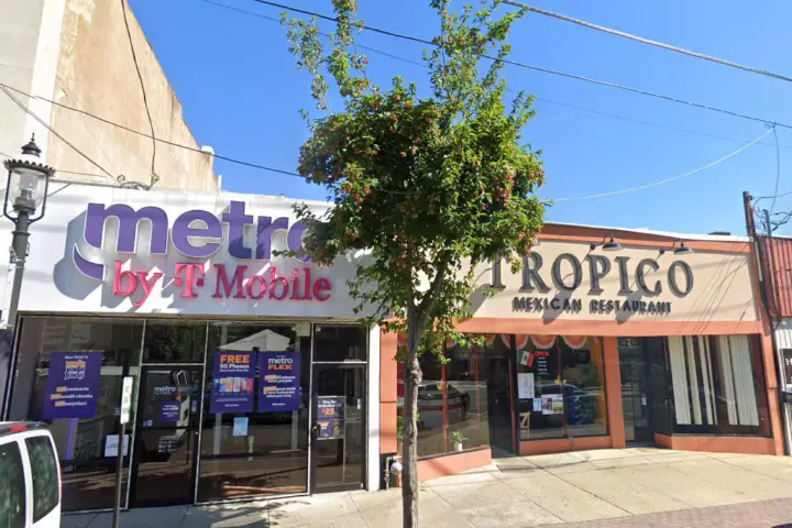 Metro by T-Mobile 9 W Front St
