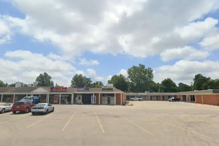 Metro by T-Mobile 937 E Malone Ave
