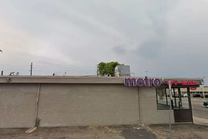 Metro by T-Mobile 9390 E Colfax Ave
