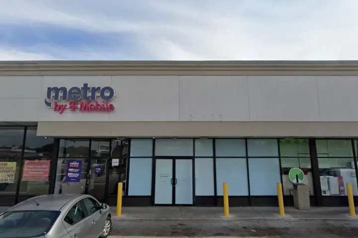 Metro by T-Mobile 947 E Sibley Blvd