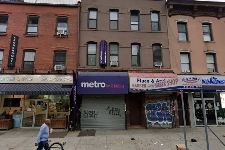 Metro by T-Mobile 97 Graham Ave