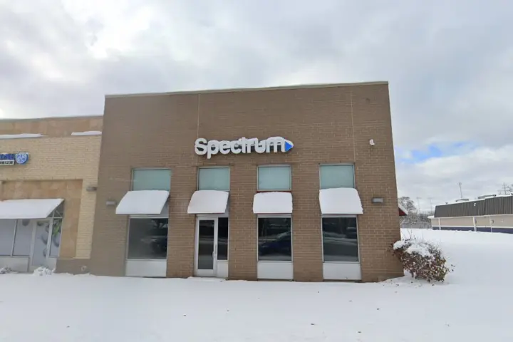 Spectrum - 2751 N Mayfair Rd
