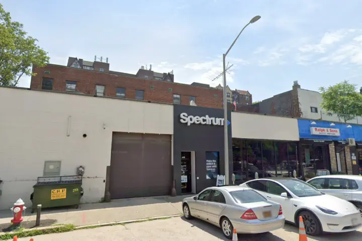 Spectrum - 701 N Macquesten Pkwy