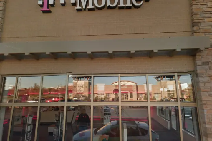 T-Mobile 135th St & Metcalf Ave