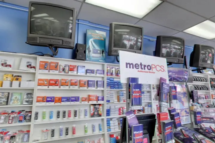 T-Mobile 3rd St & Kenmore Ave