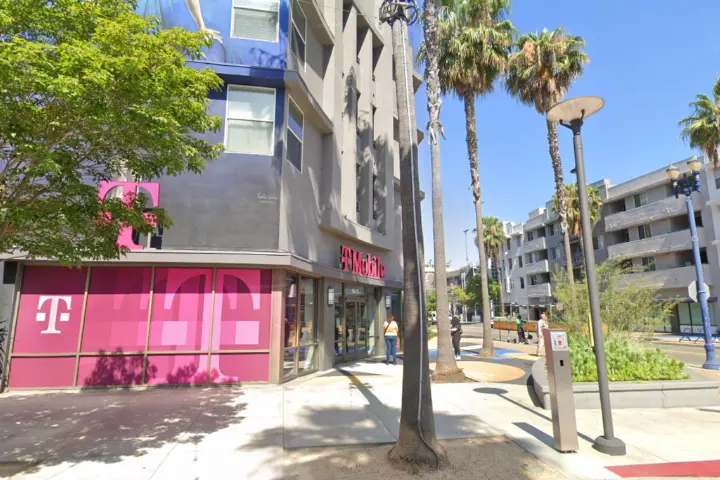 T-Mobile 4th & Promenade
