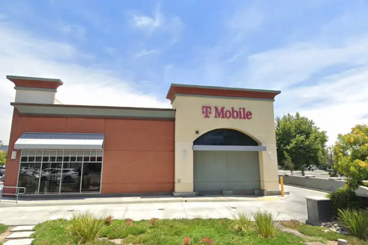 T-Mobile 4th St & Vineyard Ave