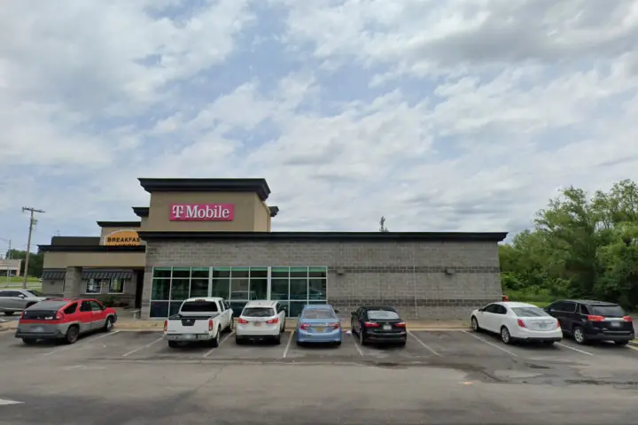 T-Mobile 6th & Shawnee Pkwy