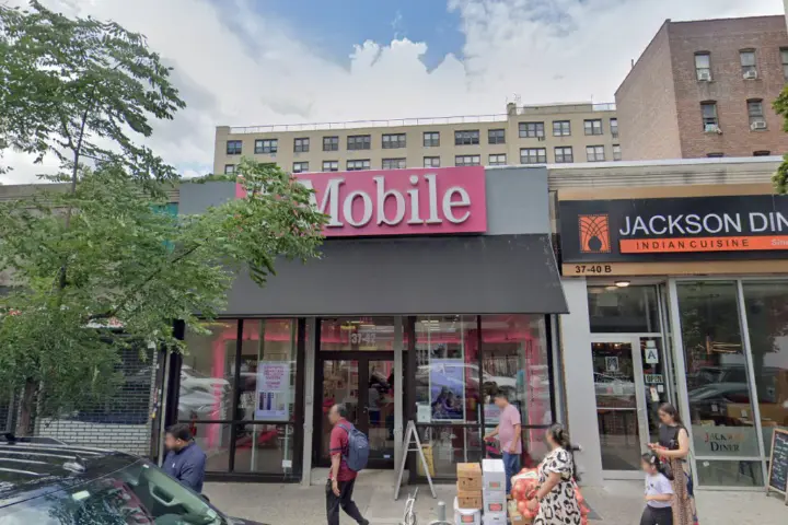 T-Mobile 74th St & Roosevelt