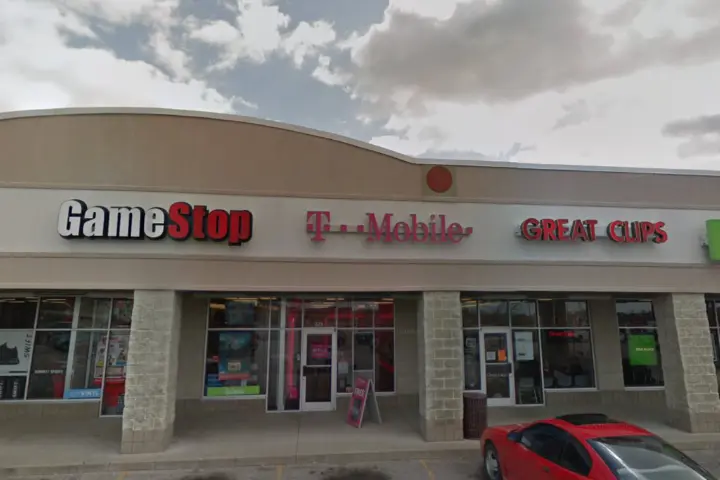 T-Mobile AA Hwy & E Maple Leaf Rd