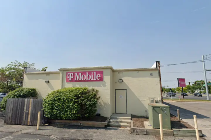 T-Mobile Alexis & Lewis