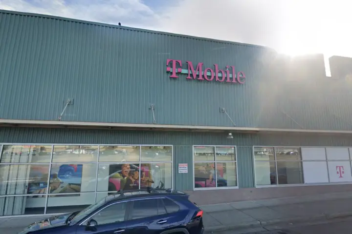 T-Mobile Aurora Ave & Midvale Ave N
