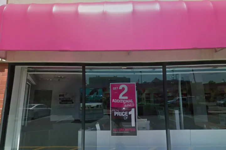 T-Mobile Bay Plaza