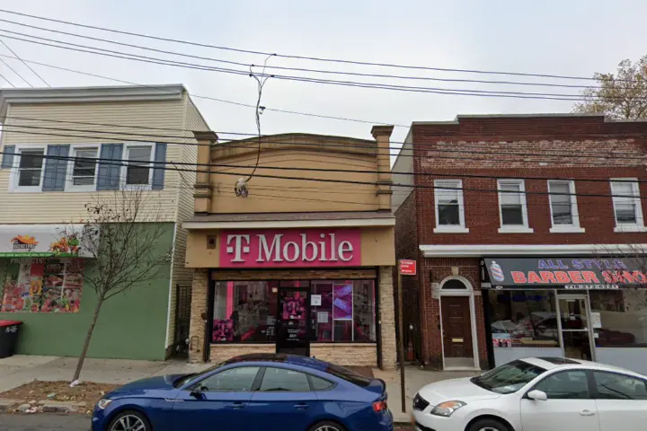 T-Mobile Bay St & St Marys Ave