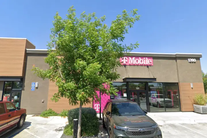 T-Mobile Bridge St & N Palora Ave