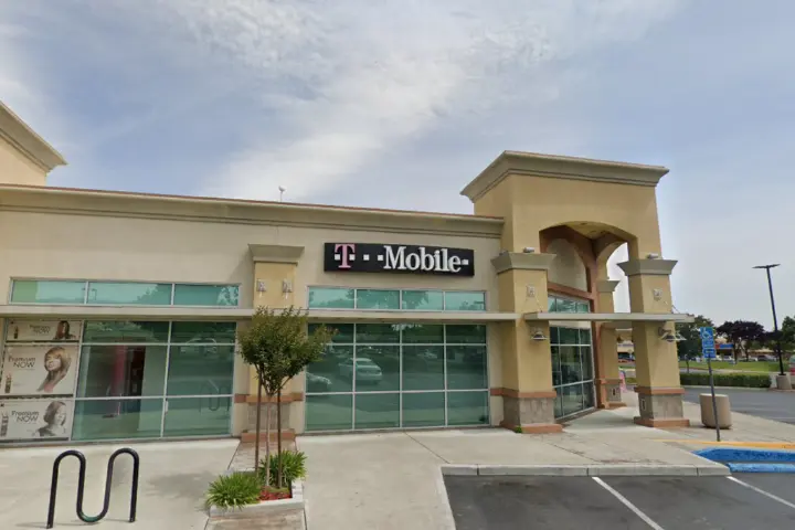 T-Mobile Century Blvd & Auto Center Dr
