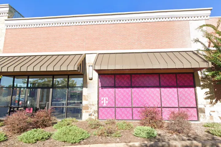 T-Mobile Chenal Pkwy & Kanis Rd