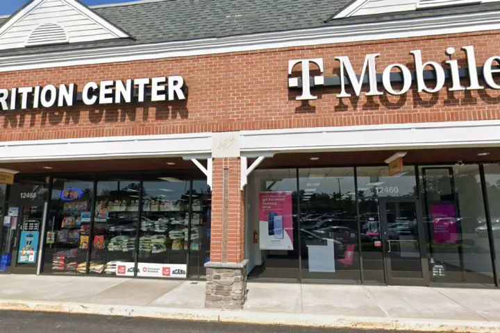 T-Mobile Dillingham Sq & Smoketown Rd