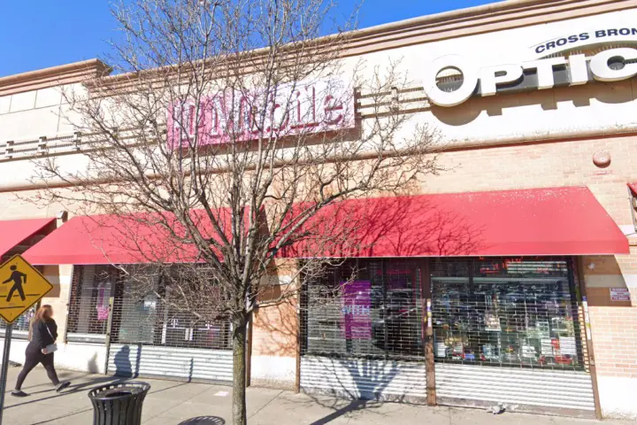 T-Mobile E 174th St & Bryant Ave