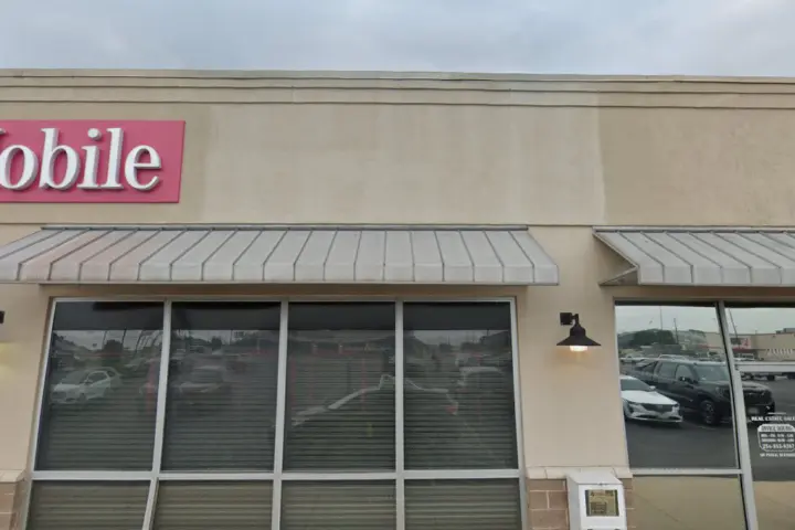 T-Mobile E Central TX Expy & SWS Young