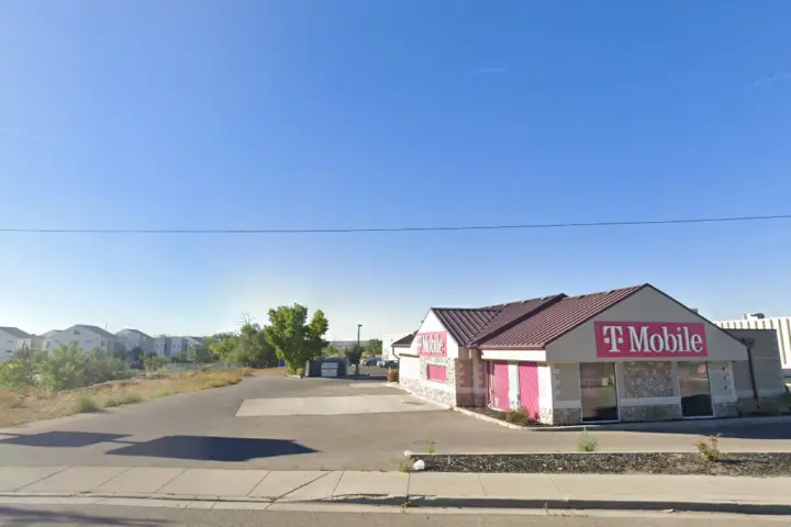 T-Mobile E Main St & 700E