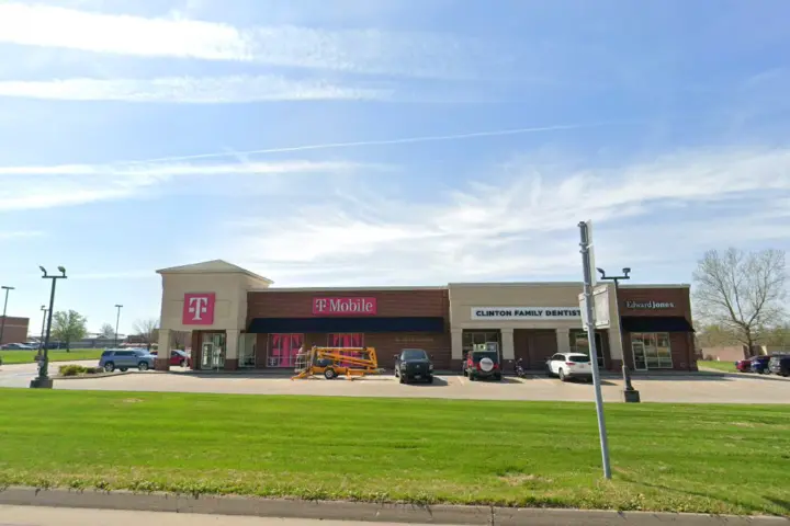 T-Mobile E Ohio St & Pawnee Ave
