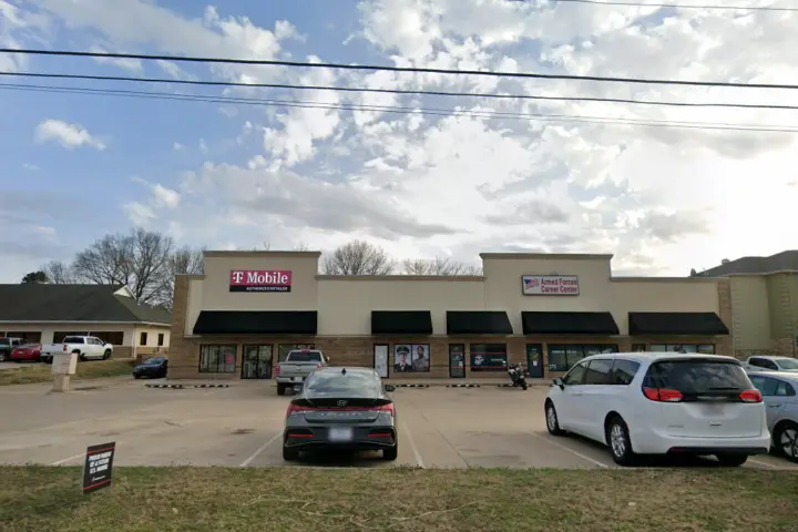 T-Mobile E Parkway Dr & N Hampton Ave