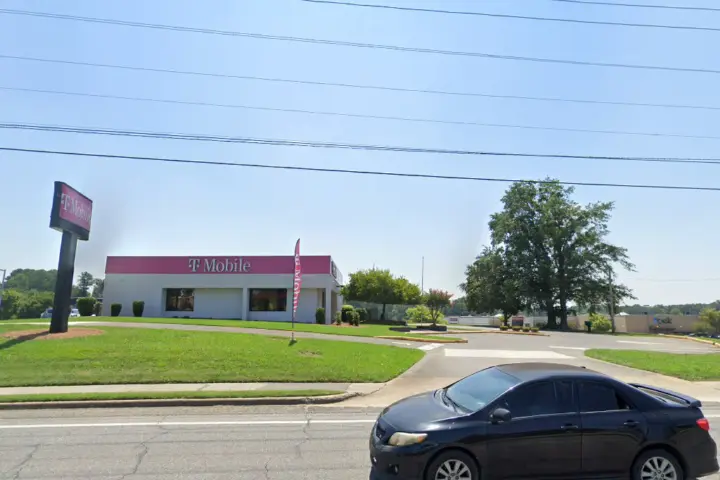 T-Mobile E Walnut Ave & Airport Rd