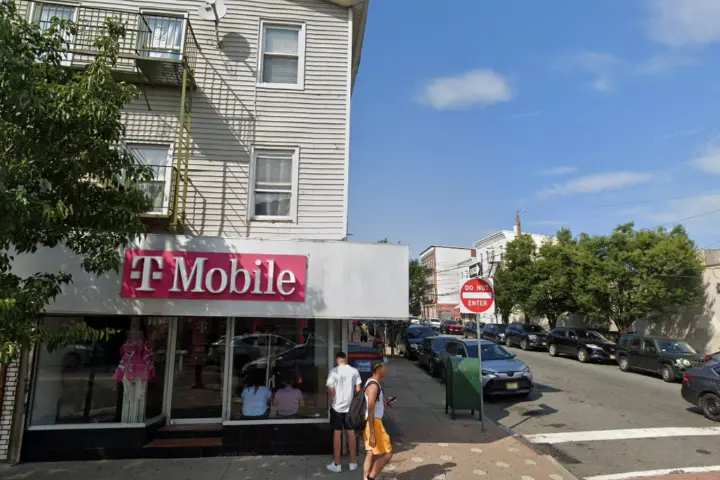 T-Mobile Ferry St & Monroe St