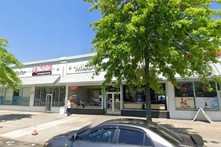 T-Mobile Glen Oaks Shopping Center