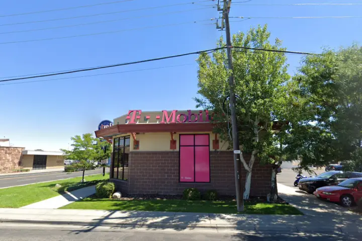 T-Mobile Grand & 17th St W