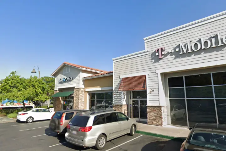 T-Mobile Grant Line Rd - Chili's Center