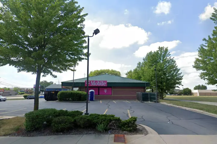 T-Mobile IL-38 & N 7th St