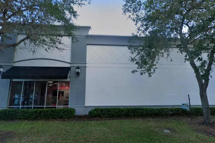 T-Mobile Intl Spdwy Blvd & Amelia Ave