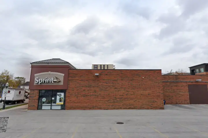 T-Mobile La Grange Rd & Locust Ave