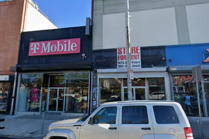 T-Mobile Lexington Ave & Madison St