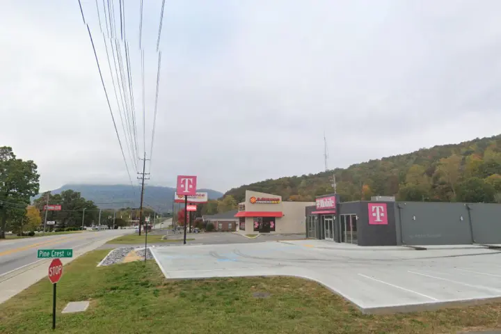 T-Mobile Main & Pinecrest