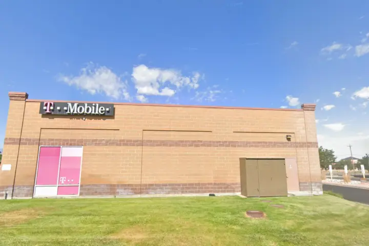 T-Mobile Main St & Johnson