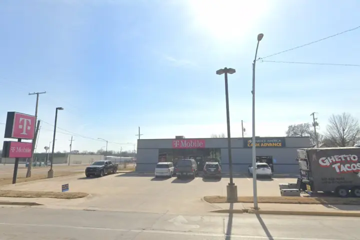 T-Mobile Main St & S 22nd St