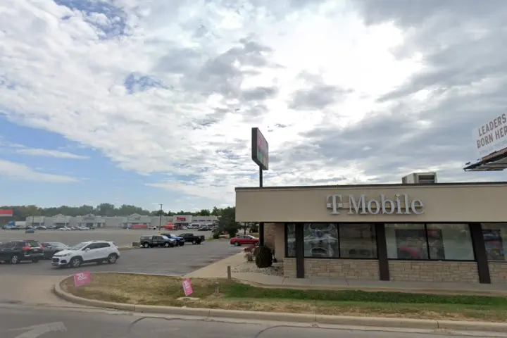 T-Mobile Main St & S 37th St
