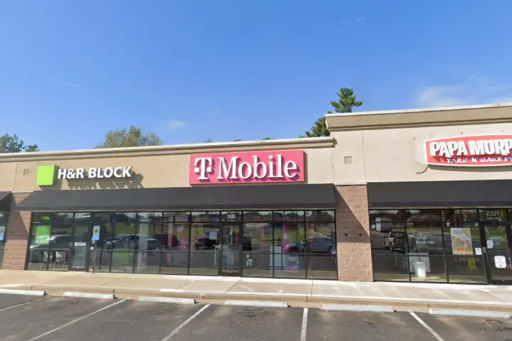 T-Mobile N Broadway St & Cedar Falls Rd
