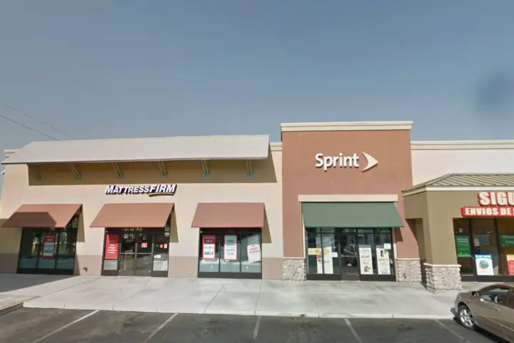T-Mobile N Dinuba Blvd & W Riggin Ave