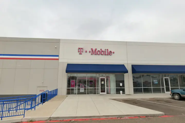 T-Mobile N Veterans Blvd & 2nd St