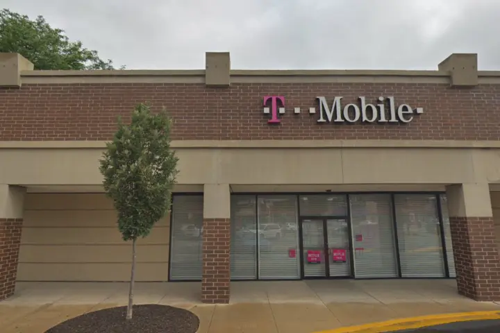 T-Mobile North Ave & Clybourn Ave