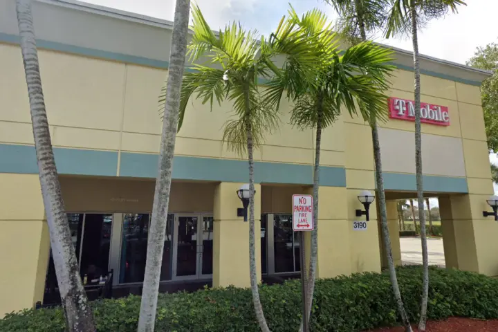 T-Mobile Northlake Blvd & Congress Ave